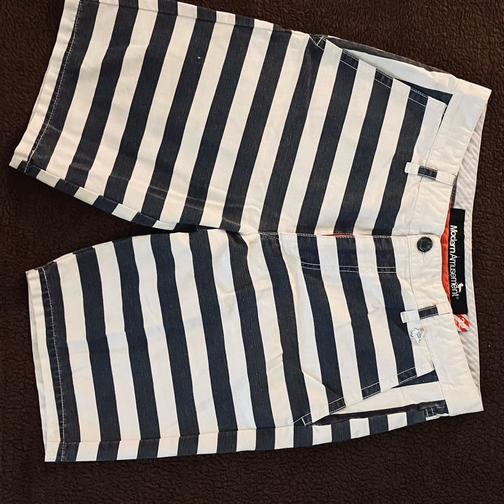 Modern Amusement mens size 32.